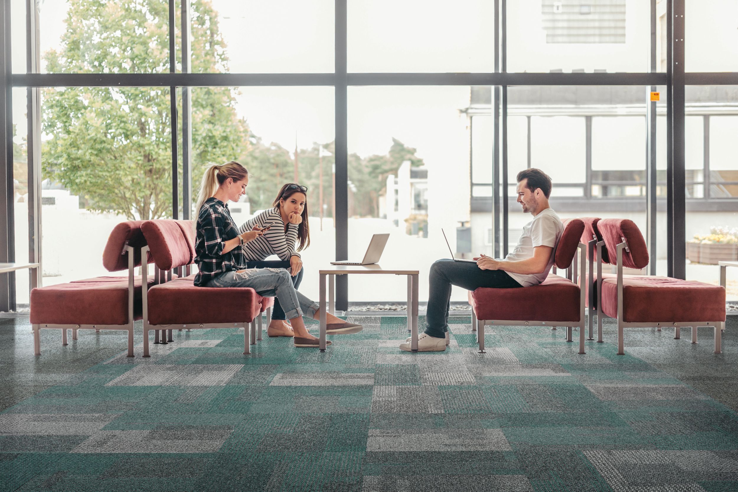 Interface The Standard carpet tile in seating area with red furniture imagen número 8